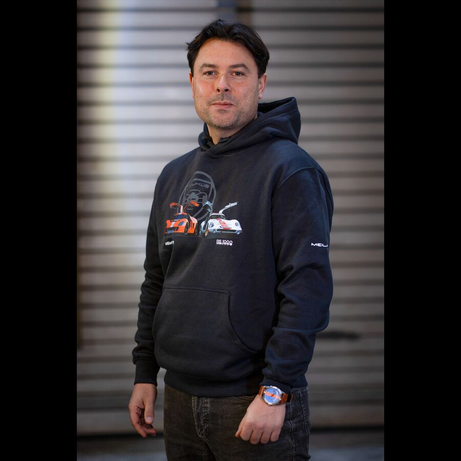 Hoodie seitlich von vorn dunkelblau mit MELKUS RS2000 und RS1000 vor dem MELKUS-Logo und Melkus-Schriftzug am linken Arm