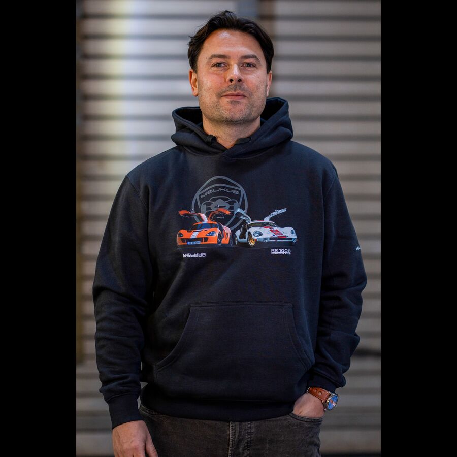 Hoodie in Vorderansicht dunkelblau mit MELKUS RS2000 und RS1000 vor dem MELKUS-Logo